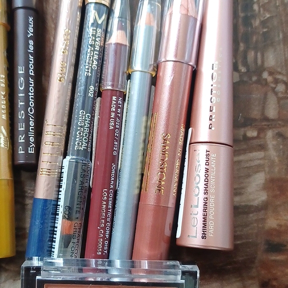 Makeup Bundle - Picture 5 of 6